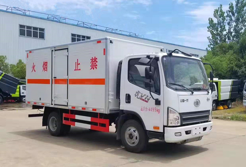 解放藍(lán)牌4.1米甲醇廂式運(yùn)輸車