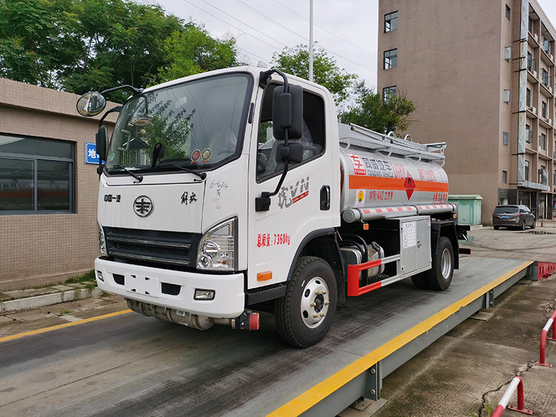 解放3.5噸加油車