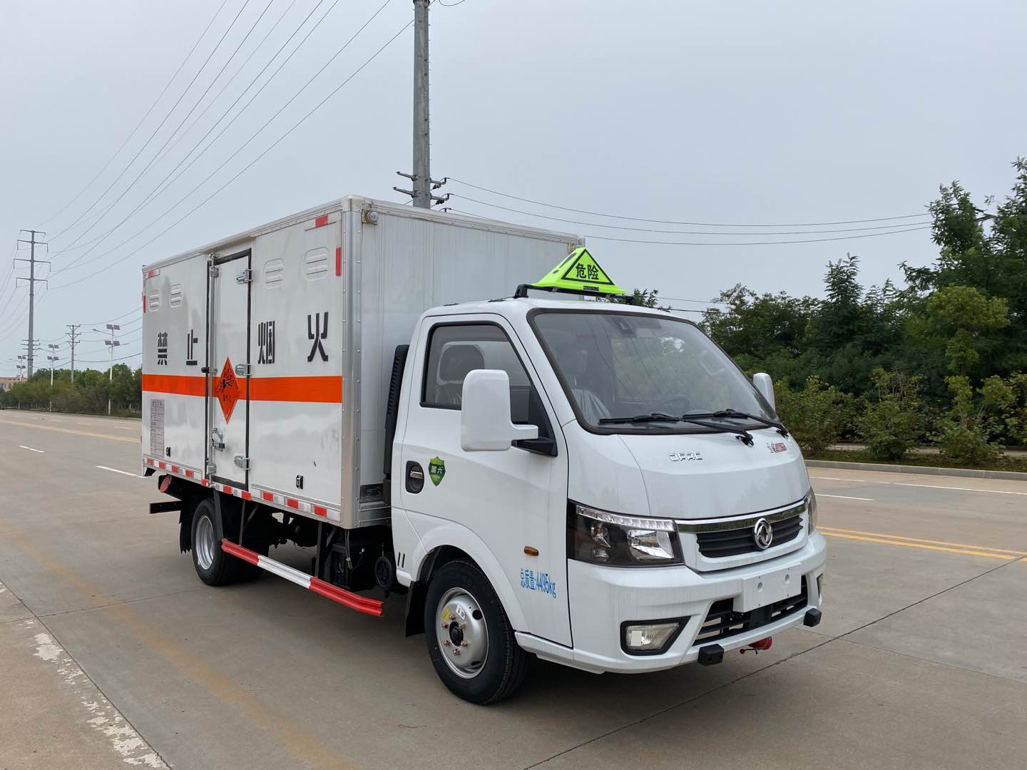 東風(fēng)途逸藍(lán)牌爆破器材運(yùn)輸車