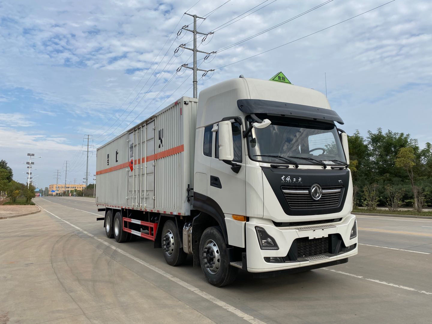 東風(fēng)天龍前四后八易燃液體廂式運(yùn)輸車