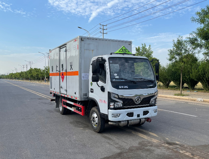 東風(fēng)福瑞卡藍(lán)牌易燃液體廂式運(yùn)輸車